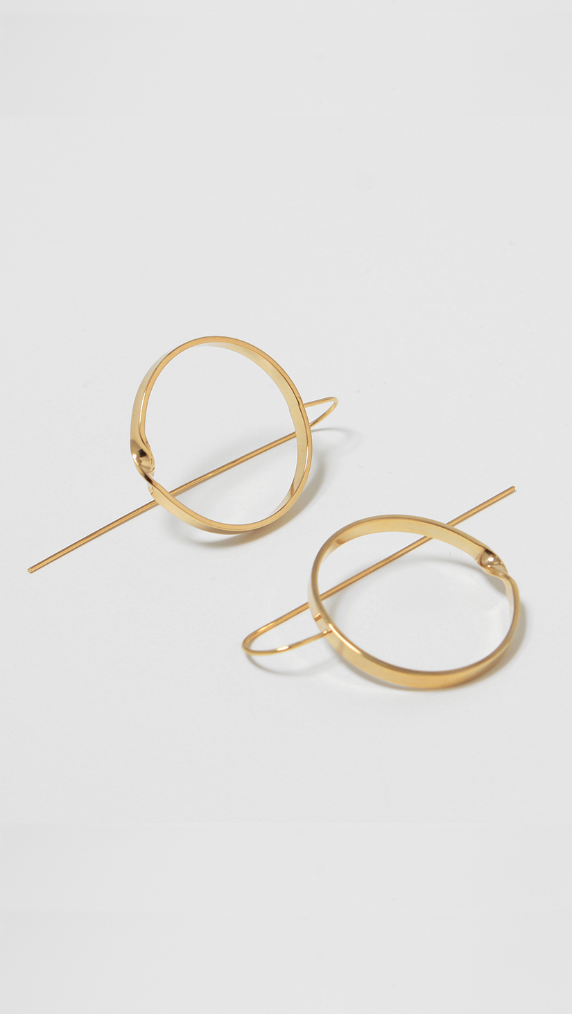 The Le Hen Circle Earring for a feminine, delicate style is crafted with a fine drop bar and finished with a large circle pendant. 