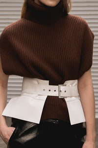 Wide belt in white leather with oversized sliver-tone buckle closure. Leather. 