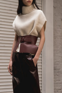Wide belt in burgundy leather with oversized sliver-tone buckle closure. Leather. 