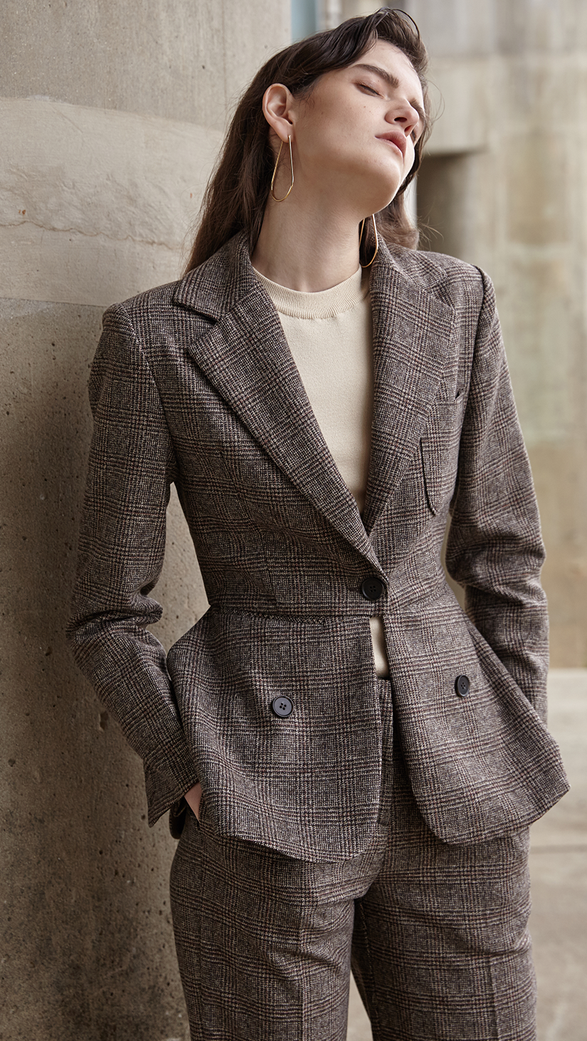 The Anouk Jacket in brown, cream and black houndstooth pattern. With single-button closure, slim notched lapels, button cuffs, chest welt pocket, lightly padded structured shoulder, back vent accentuate the slim silhouette. Tailored for a slim fit. Mid-weight, non-stretchy fabric.