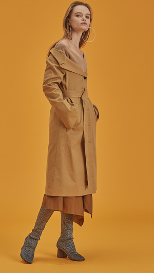 Archer is a trench coat in off-the-shoulder silhouette. With a detachable belt at waist, button down and pointed lapel collars, slip two pockets at natural waist. Designed to be off-the-shoulder. Straight hem. 