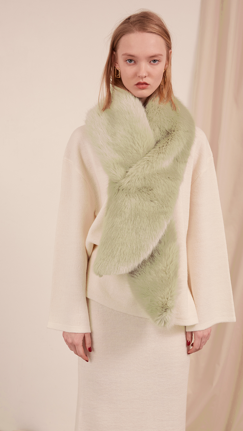 The Beaumont Scarf in faux fur. It features a mint with a neat slip-through fastening and also can be layer it over the lapels of outerwear. 