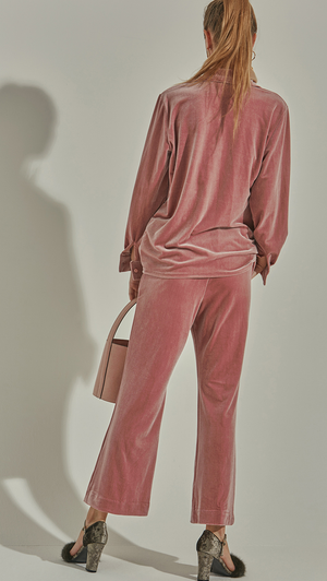 The Courrie Top is pyjama-inspired in lustrous duty rose velvet. With a notched collar, long sleeves with buttoned cuffs, one front welt pockets, straight hem. Relaxed fit. Front button down closure.