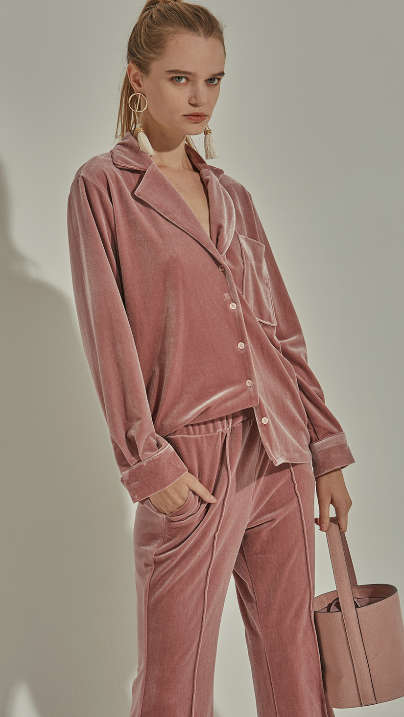 The Courrie Top is pyjama-inspired in lustrous duty rose velvet. With a notched collar, long sleeves with buttoned cuffs, one front welt pockets, straight hem. Relaxed fit. Front button down closure.