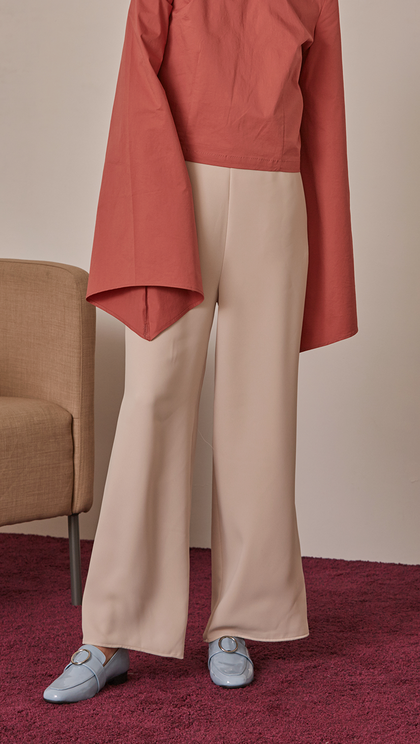 Exaggerated feminine gathered long sleeves. Bell sleeves cuffs. Concealed zip opening at back.