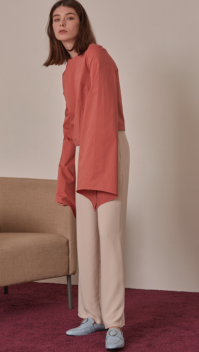 Exaggerated feminine gathered long sleeves. Bell sleeves cuffs. Concealed zip opening at back.