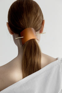 Trapezoid sculptural hairpin in 100% leather. One size sculptural, curved. Removable pin. Camel.