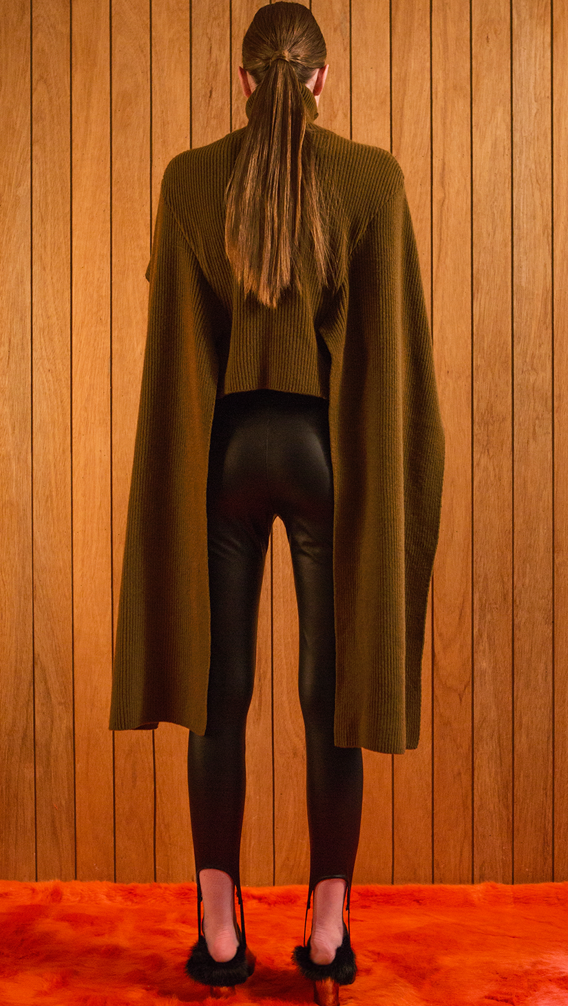 The Keri in stretchy leather legging pant. With a strap at ankle, elasticated banding at waist. Slim fit. Fleece-lined.