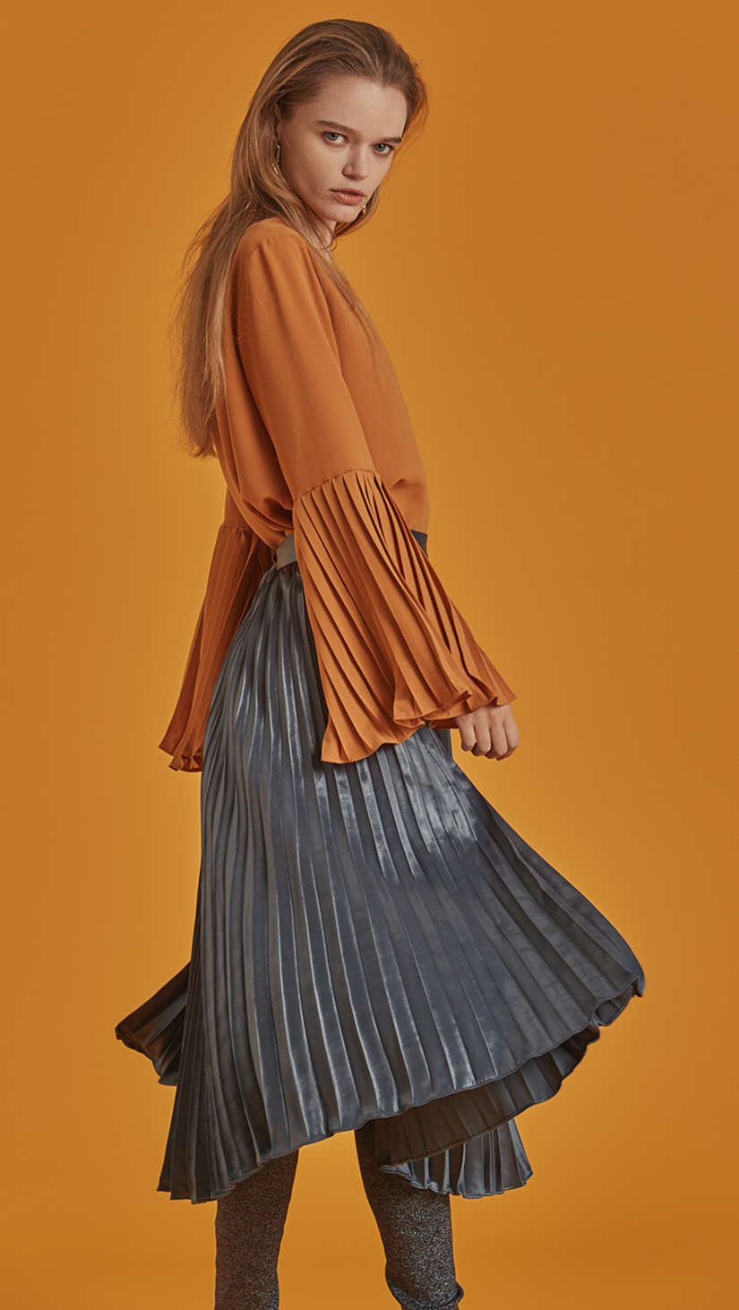 The Valette Skirt is a breezy A-line pleats skirt with flattering edge. With a concealed zip fastening closure at waistband, midi length skirt, fully lined. 