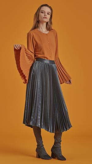 The Janye is a button-down blouse in non-sheer belled sleeves with accordion pleats. With a cowl neckline, slightly loose bodice and extra long sleeves.