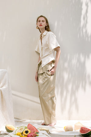 The Lassie Pant in beige featuring elastic waistband, two slant pockets. Lightweight.