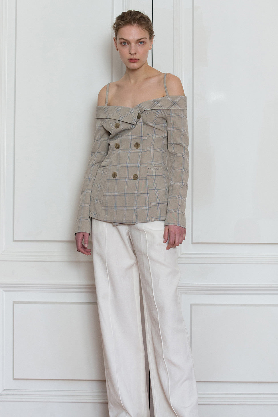 Lauri off the shoulder blazer feature baring off the shoulder cut with an elegant neckline. Double breast wood coloured hardware closure. Light-weight.