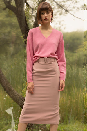 Deep V-neckline knit with long sleeves. Pull-on. 100% Cashmere.