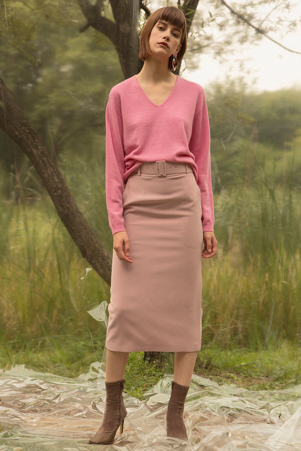 Mid length skirt with removable belted detailing. Fitted in thigh and hips. Straight silhouette.