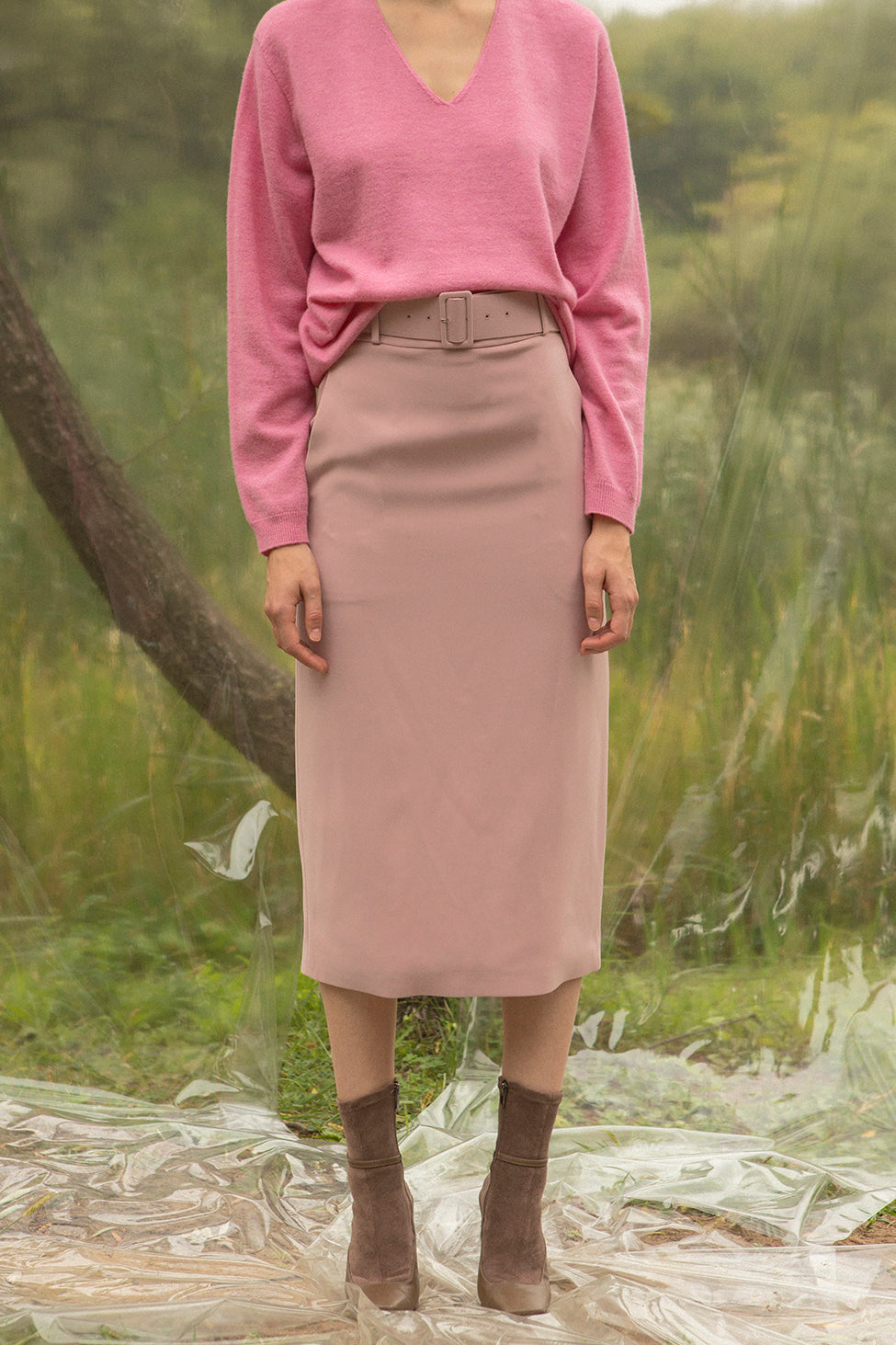 Mid length skirt with removable belted detailing. Fitted in thigh and hips. Straight silhouette.