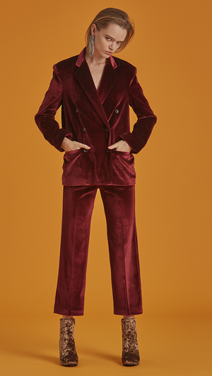 The Roberta is a slim blazer in Bordeaux. With a classic with notched lapels, long sleeves, double button placket, two welt pockets at lower front. Soft fine velvet. Straight hem and a standard fit. 